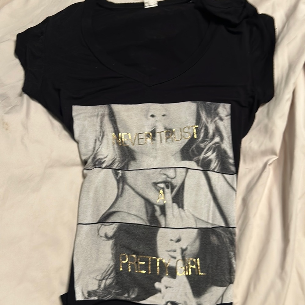 Junior Black graphic T-shirt style